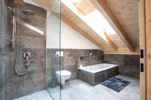 Shower, hair dryer, towels, toilet paper - Vrbo Property (Oberau)