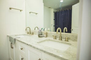 Hair dryer, towels, soap, toilet paper - Cozy private guest suite 1 bedroom/kitchentte/bathroom (Spotsylvania Courthouse)