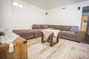 Living area - Cozy private guest suite 1 bedroom/kitchentte/bathroom (Spotsylvania Courthouse)