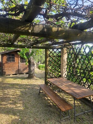 Outdoor dining - Vrbo Property (Berre-les-Alpes)