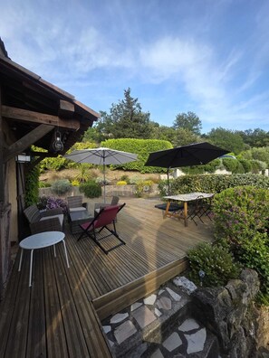 Outdoor dining - Vrbo Property (Berre-les-Alpes)