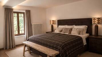 6 bedrooms, iron/ironing board, free WiFi, bed sheets