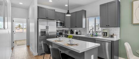 Fridge, oven, stovetop, dishwasher