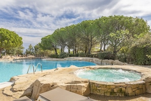 A swimming pool with a hot tub, surrounded by trees and a stone deck. - Stay With Private Outdoor Space (Mallemort)