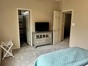Iron/ironing board, WiFi, bed sheets - Spacious 4-bedroom condo close to amenities in College Station  outdoor space (College Station)