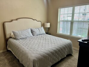 Tabla de planchar con plancha, wifi y ropa de cama 