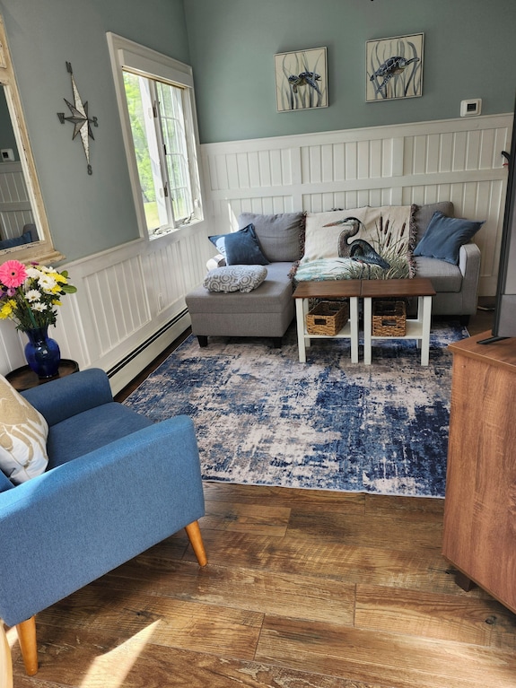 Charming Secluded Waterfront Retreat - Holbrook, NY