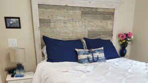 1 bedroom, iron/ironing board, WiFi, bed sheets - Charming Secluded Waterfront retreat (Oakdale)