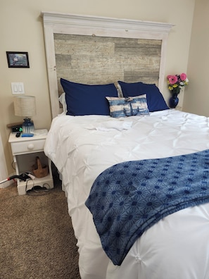 Room - Charming Secluded Waterfront retreat (Oakdale)
