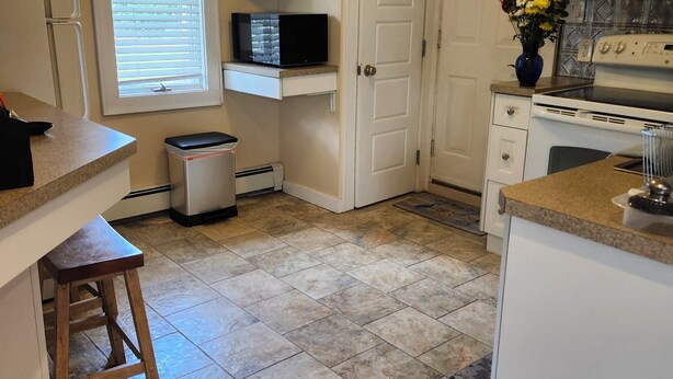 Coffee/tea maker, fridge, microwave, oven - Charming Secluded Waterfront retreat (Oakdale)