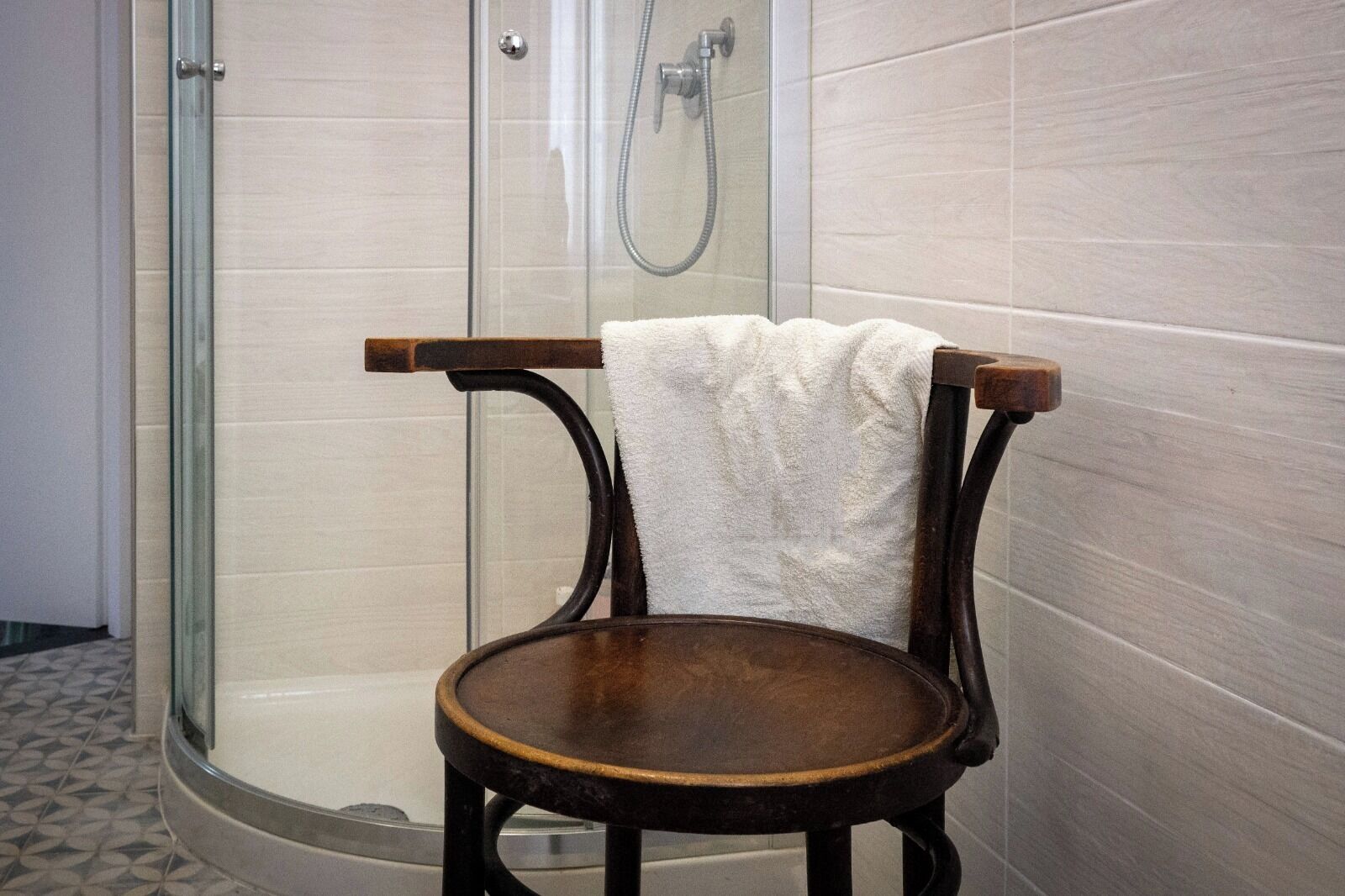 Regadera, secadora de cabello, bidet, toallas 