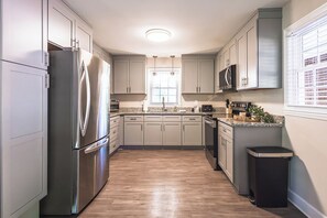 Private kitchen - Four bedroom home minutes from downtown Spartanburg-outdoor patio and grill (Spartanburg)