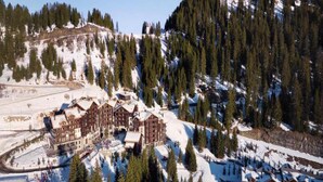 A ski resort with multiple lodges, a ski lift, and a mountainous backdrop. - Alps Flat With Heated Pool (Araches-la-Frasse)