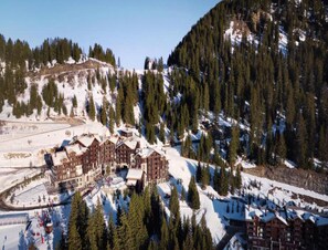 A ski resort with multiple lodges, a ski lift, and a mountainous backdrop. - Alps Flat With Heated Pool (Araches-la-Frasse)