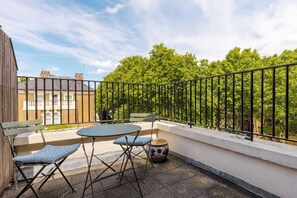 Outdoor dining - Tasteful 2BDR Midcentury Modern Home (London)