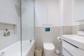 Shower, shampoo - Tasteful 2BDR Midcentury Modern Home (London)