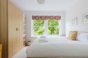 Internet, bed sheets - Tasteful 2BDR Midcentury Modern Home (London)