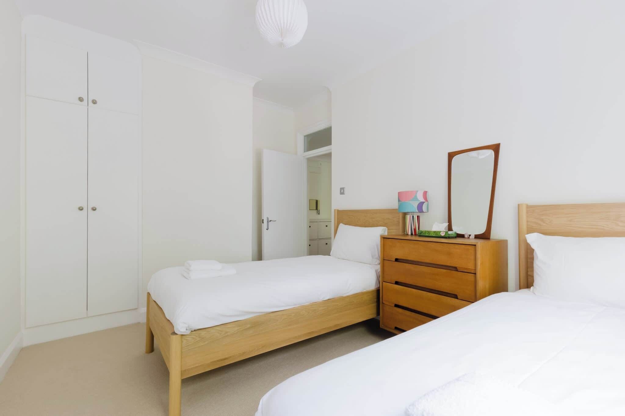 2 bedrooms, internet, bed sheets