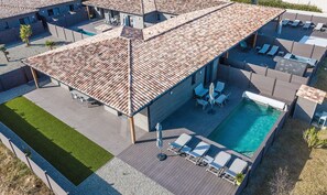 A rooftop pool area with lounge chairs and a swimming pool. - Lecci Retreat Near Cala Rossa Beach (Lecci)