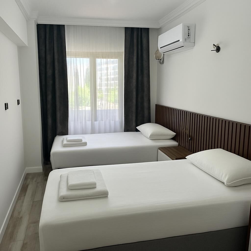 Chambre classique double ou avec lits jumeaux, balcon, vue sur la ville | Accès au Wi-Fi (inclus)
