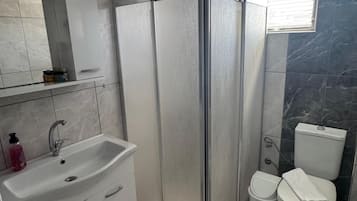 Apartamento familiar | Baño | Ducha, secador de pelo, toallas y jabón