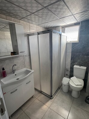 Appartement familial | Salle de bain | Douche, séchoir à cheveux, serviettes fournies, savon
