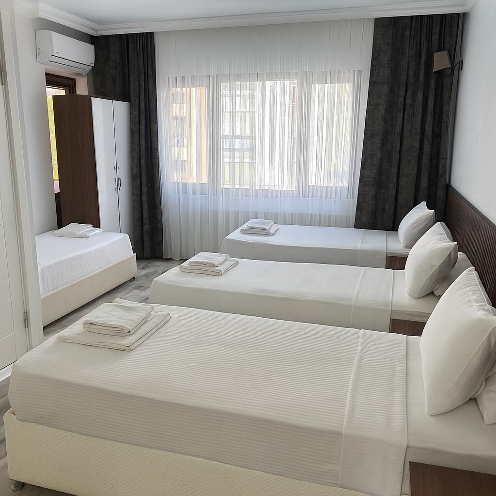 Chambre triple classique, balcon, vue sur la ville | Accès au Wi-Fi (inclus)