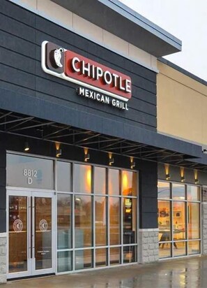 Ein Chipotle Mexican Grill mit moderner Fassade, großen Fenstern und gut sichtbarer Hausnummer.