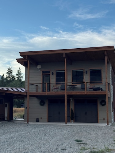 Cozy 1-bedroom apartment in tranquil Winthrop w/ AC and pool/hottub on the trail