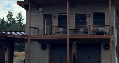 Cozy 1-bedroom apartment in tranquil Winthrop w/ AC and pool/hottub on the trail