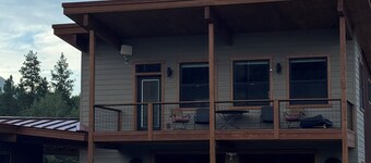 Cozy 1-bedroom apartment in tranquil Winthrop w/ AC and pool/hottub on the trail