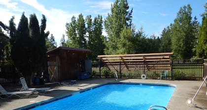 Cozy 1-bedroom apartment in tranquil Winthrop w/ AC and pool/hottub on the trail