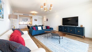 Ein modernes Wohnzimmer mit einer Couch, einem Couchtisch und einem Fernsehmöbel.