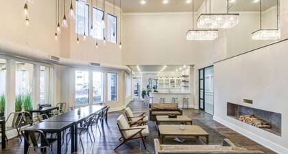 Dallas–Fort Worth Crew-Ready 2BR · Pool+Gym·Irving