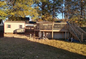 Property grounds - Charming 1-bedroom house with AC in cozy Jonesboro, with pool, fire pit  & yard (Jonesboro)