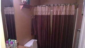 Une salle de bain équipée d’un lavabo, de toilettes et d’un rideau de douche.