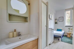 Ein Badezimmer mit Badewanne, Spiegel und Toilette.