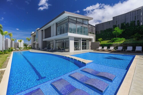 Modern 3BR Resort Amenities Fast WiFi Heredia