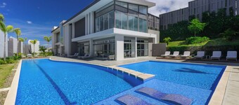 Modern 3BR Resort Amenities Fast WiFi Heredia