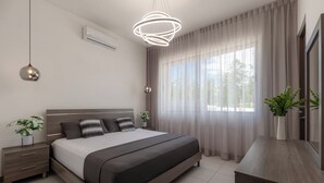 Ein modernes Schlafzimmer mit Bett, Nachttischen, einem Schreibtisch und einem großen Fenster mit Vorhängen.