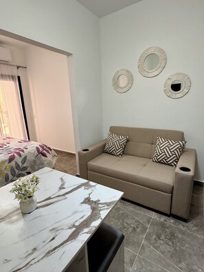 Smart TV - Brand-new cozy studio with pool, gym & restaurant (Hurghada)