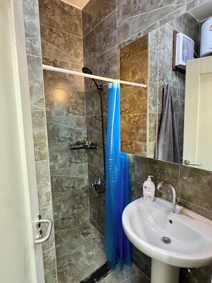 Dusche, Haartrockner, Handtücher