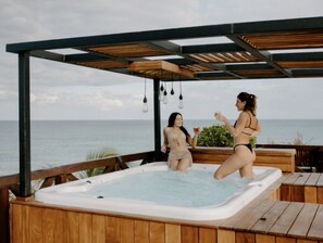 Outdoor spa tub