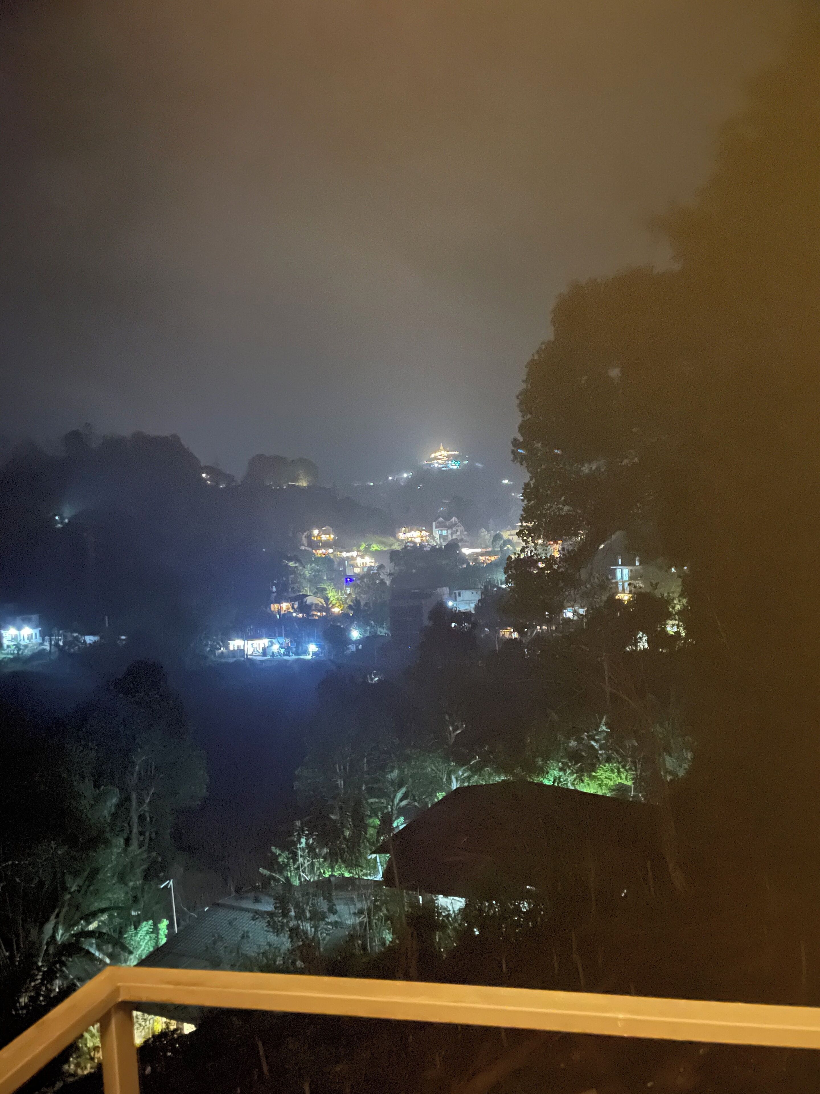 Une vue nocturne d’une ville dont les bâtiments sont illuminés par des lumières artificielles.