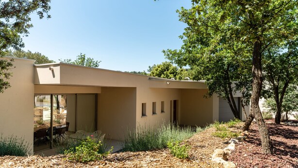 A modern building with a flat roof, large windows, and a patio area. - Villa Joy Pool Sauna River Escape (Murviel-les-Beziers)