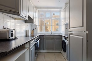Kühlschrank, Ofen, Herdplatte, Wasserkocher