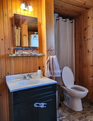 Hair dryer, towels, soap, toilet paper - Seaside Pine Retreat (Pointe-du-Chêne)