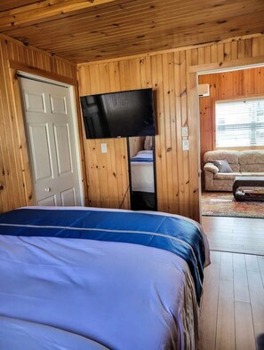 2 bedrooms, iron/ironing board, WiFi, bed sheets - Seaside Pine Retreat (Pointe-du-Chêne)