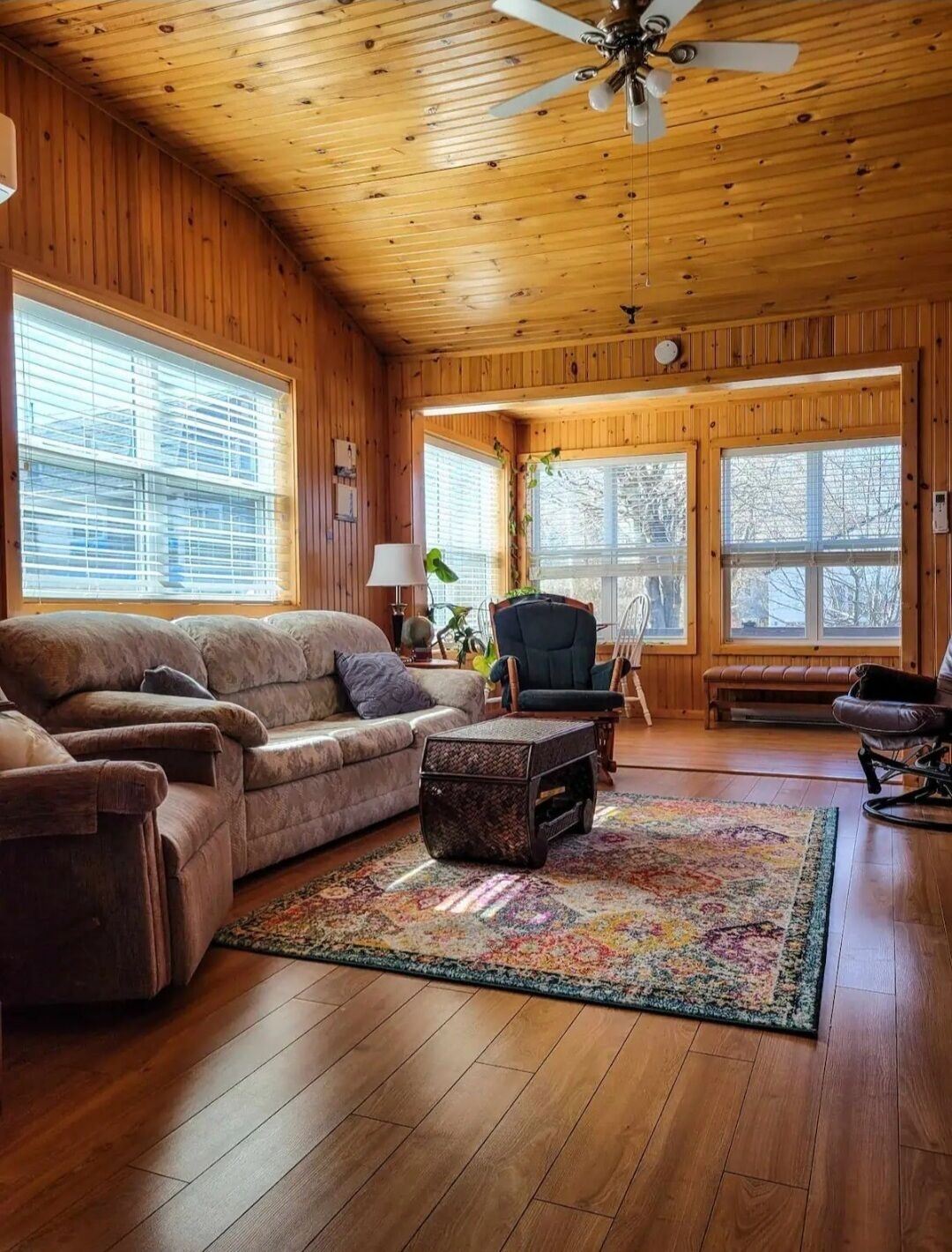 Smart TV. Seaside Pine Retreat