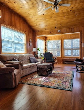 Smart TV. Seaside Pine Retreat